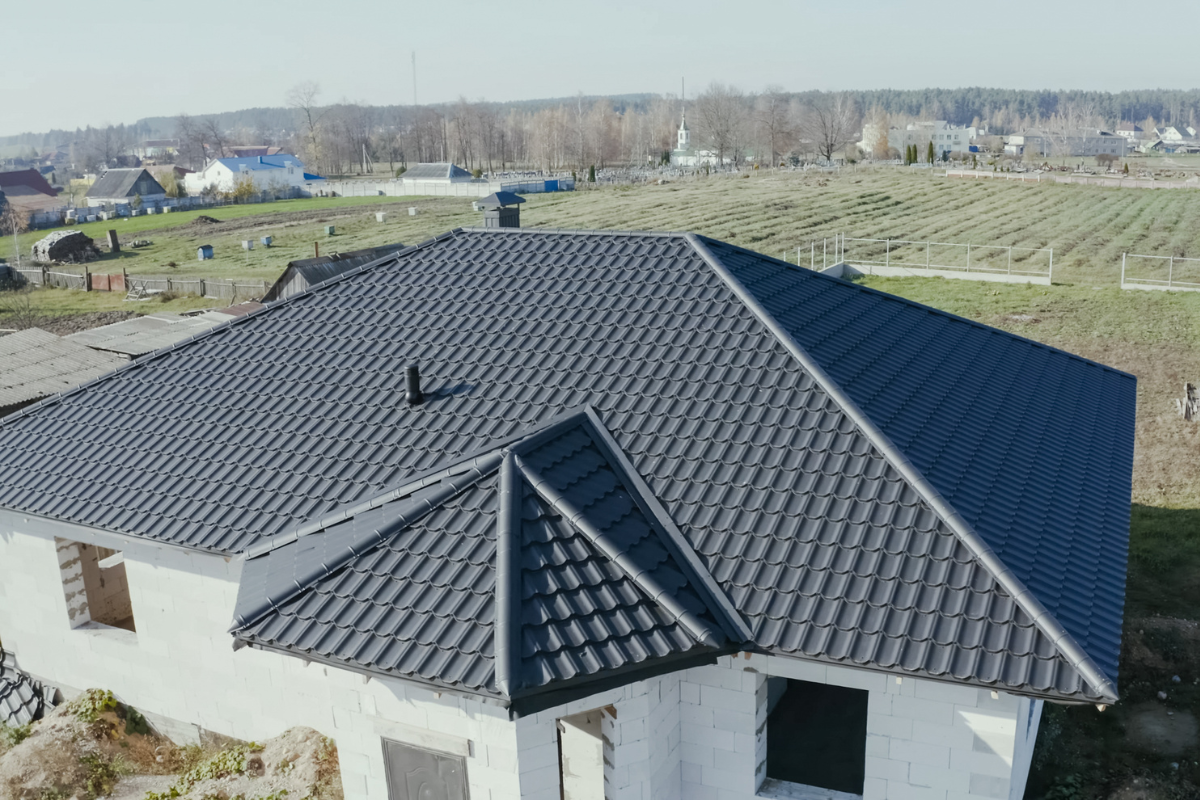 “Wind, Water, and One Weak Panel.” How Roof Siding Failure Starts Small but Spreads Fast