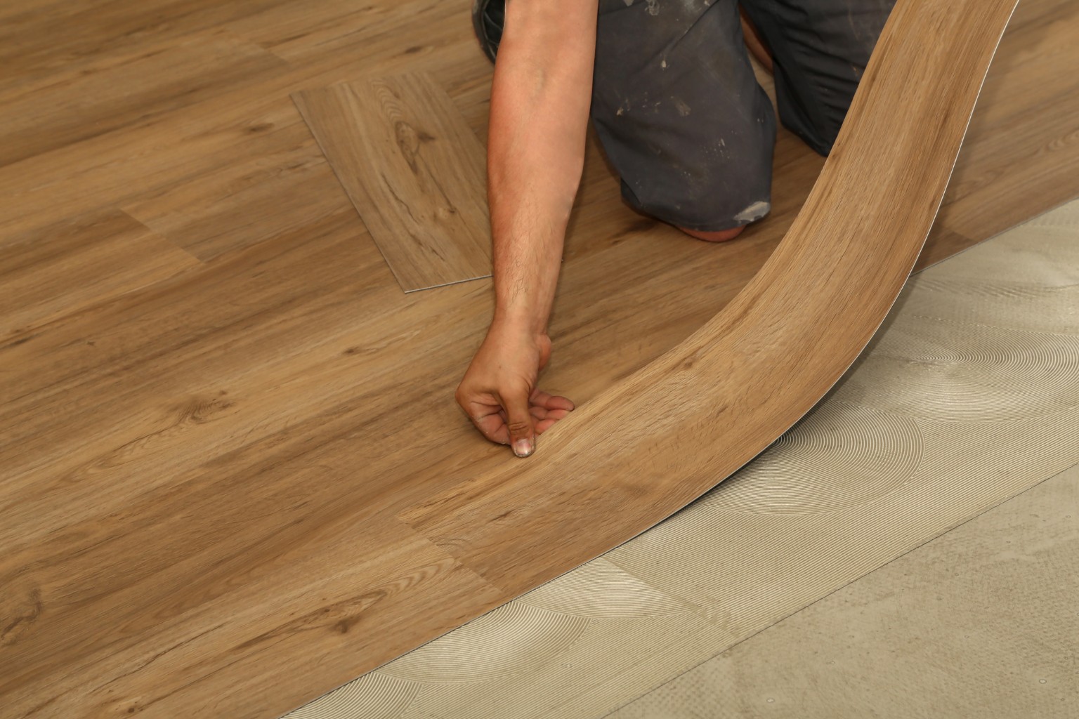 Tired of Deck Maintenance? Why Vinyl Deck Installation is the Low-Maintenance Solution You’ve Been Looking For